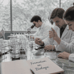Métier en biologie jeunes en laboratoire
