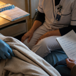 Soin palliatif domicile : infirmière et aidant coordonnant la douleur