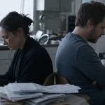 Burn out familial couple, parents dos à dos, cuisine encombrée, tension avant rupture