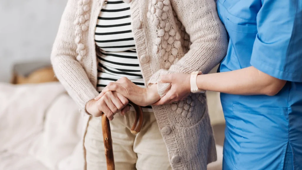 Quand l’aide à domicile devient-elle nécessaire pour un parent âgé ?
